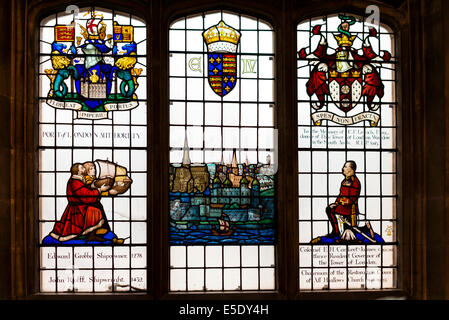 Ein Glasfenster zeigt die enge Verbindung zwischen All Hallows von der Tower-Kirche und die maritime Geschichte Londons. Stockfoto