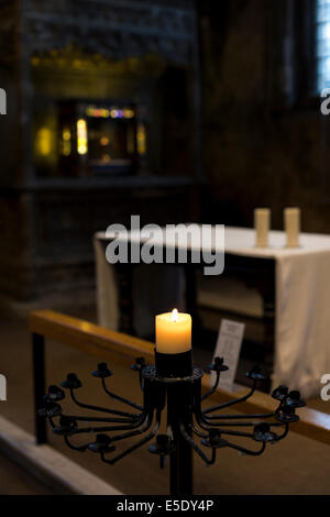 Eine brennende Kerze in All Hallows von der Kirche Turm vorher auch St. Maria gewidmet die Jungfrau Stockfoto