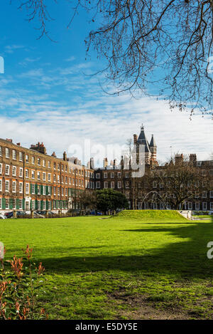 Neuen quadratischen Rasenflächen am Gasthaus Lincolns. Der Honourable Society of Lincoln es Inn ist eine der vier Inns Of Court in London Stockfoto