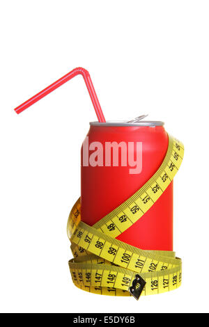 Diät-Cola und Messbänder isoliert auf weißem Hintergrund Stockfoto
