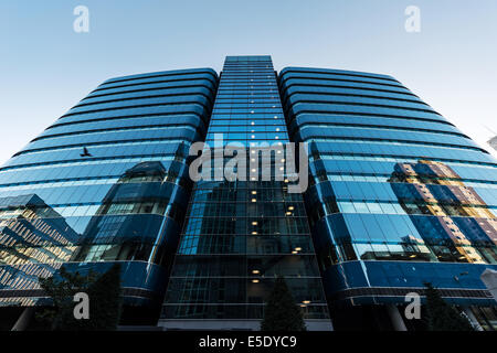 Reflexionen von Büros und Hochhäusern im St Botolph Gebäude ein neues Büro in der finanziellen Bezirk der Stadt von London. Stockfoto