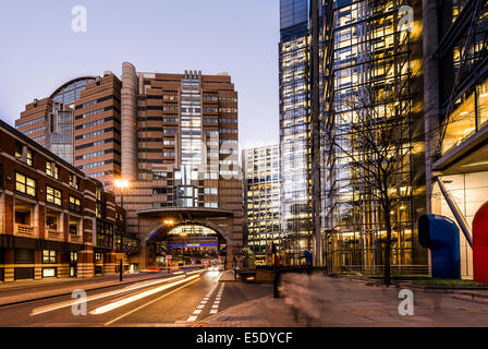 London Wall bei Sonnenuntergang als Verkehr Streifen entlang der Straße. Beim Überqueren der Straße ist 125 London Wall, auch bekannt als Alban-Tor Stockfoto