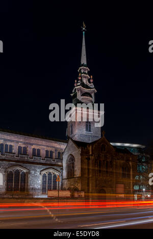 All Hallows vom Turm befindet sich die älteste Kirche in der City of London auf dem Tower Hill, gesehen in der Nacht als der Verkehr Streifen von Stockfoto
