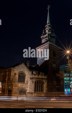 All Hallows vom Turm befindet sich die älteste Kirche in der City of London auf dem Tower Hill, gesehen in der Nacht als der Verkehr Streifen von Stockfoto