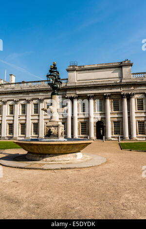 Delphinbrunnen auf dem Rasen König Charles von Philip Hardwick. Stockfoto