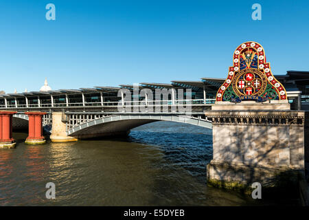 Die Insignien der London, Chatham and Dover Railway auf ein Widerlager am Blackfriars Railway Bridge Stockfoto