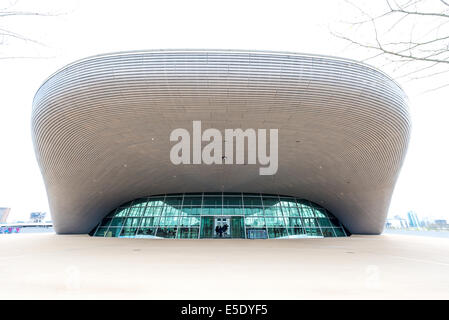 Der vordere Eingang zum The London Aquatics Centre, eine indoor-Anlage mit zwei Pools und ein Tauchbecken Stockfoto