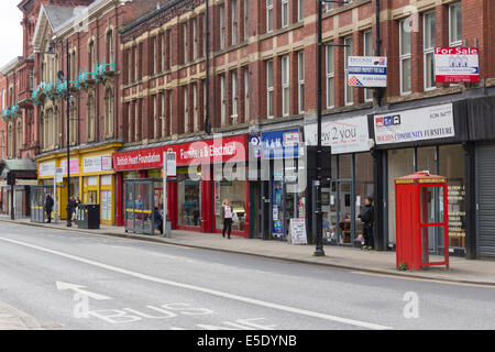 Charity-Shops bilden einen hohen Anteil an dem Unternehmen auf der einen Seite der Knowsley Street in Bolton, Lancashire. Stockfoto