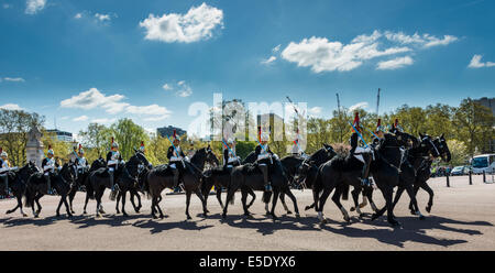 Soldaten auf Reiten an die Wachablösung am Buckingham Palace, eine Zeremonie der neuen Garde ändern Stockfoto