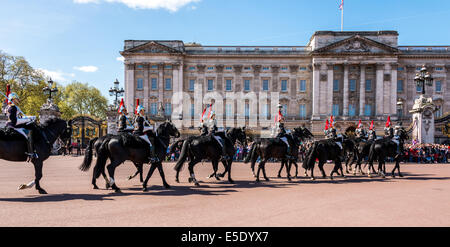 Soldaten auf Reiten an die Wachablösung am Buckingham Palace, eine Zeremonie der neuen Garde ändern Stockfoto