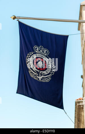 Die Flagge des RAC Private Member Club fliegen außerhalb der Pall Mall-Clubhaus. Stockfoto