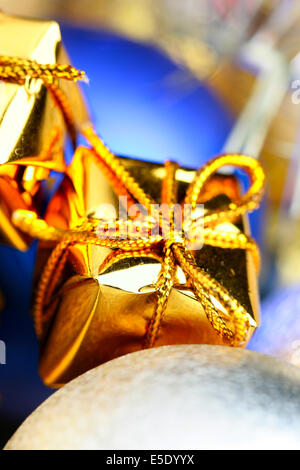 Kleines Geschenk-Box und Weihnachten Kugeln. Flachen DOF! Stockfoto