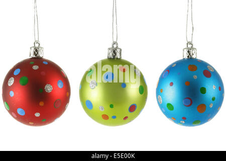 Drei Weihnachtskugeln mit bunten Flecken auf weißen Hintergrund isoliert Stockfoto
