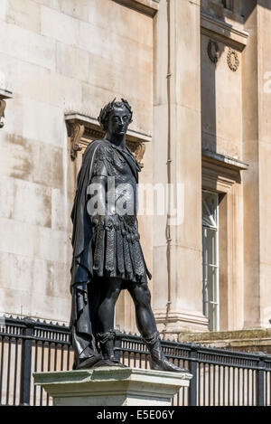 Auf dem Rasen vor der National Gallery ist eine Bronzeskulptur von James II (1633-1701) von Studio von Grinling Gibbons Stockfoto