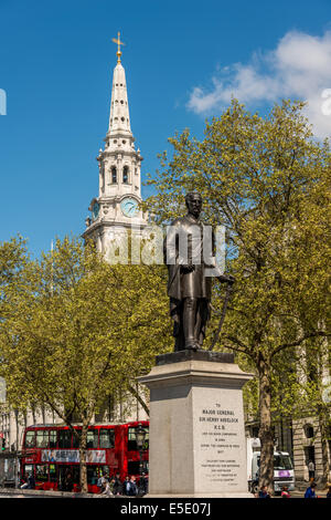 Statue von Major-General Sir Henry Havelock am Trafalgar Square mit St. Martin in der Feld-Kirche hinter. Stockfoto