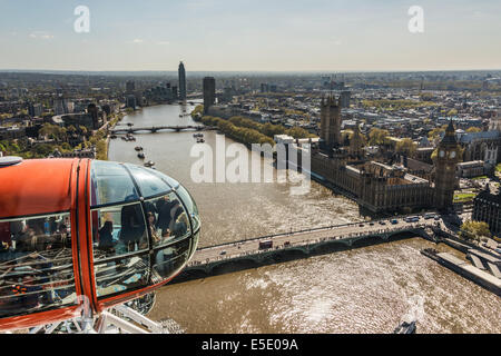 Ein Pod an der Spitze des London Eye präsentiert spektakuläre Aussicht auf London, inklusive der Themse Stockfoto