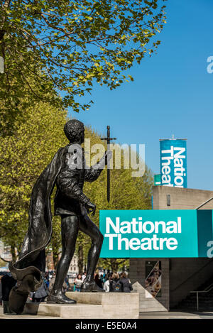 Eine Statue von Laurence Olivier als Shakespeares Hamlet außerhalb des Nationaltheaters auf UK, London Stockfoto