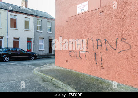 Belfast, Nordirland. 29. Juli 2014. Graffiti, sagen "Rumänen Out" Spraypainted auf einer Wand in Belfast. Bildnachweis: Stephen Barnes/Alamy Live-Nachrichten Stockfoto