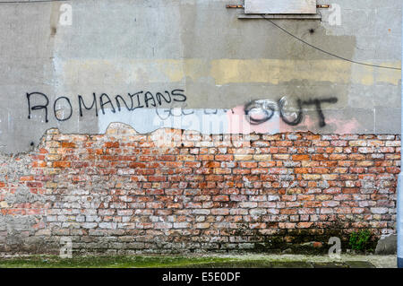 Belfast, Nordirland. 29. Juli 2014. Graffiti, sagen "Rumänen Out" Spraypainted auf einer Wand in Belfast. Bildnachweis: Stephen Barnes/Alamy Live-Nachrichten Stockfoto