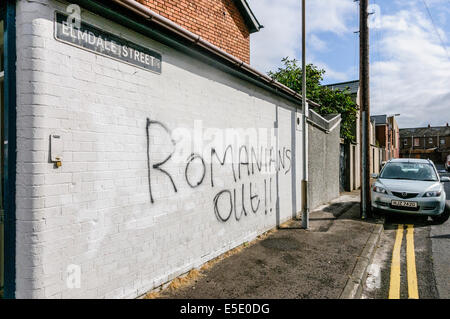 Belfast, Nordirland. 29. Juli 2014. Graffiti, sagen "Rumänen Out" Spraypainted auf einer Wand in Belfast. Bildnachweis: Stephen Barnes/Alamy Live-Nachrichten Stockfoto