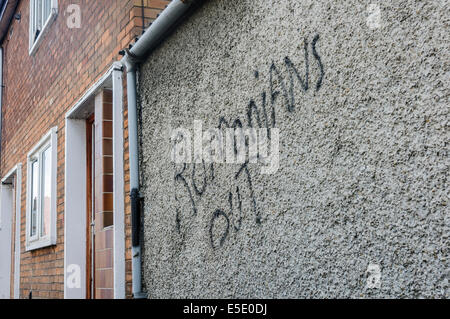 Belfast, Nordirland. 29. Juli 2014. Graffiti, sagen "Rumänen Out" Spraypainted auf einer Wand in Belfast. Bildnachweis: Stephen Barnes/Alamy Live-Nachrichten Stockfoto