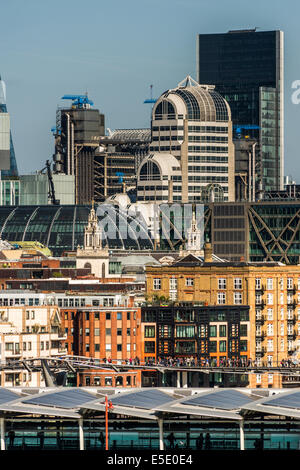 Blick über die City of London oder Quadrat-Meile im Bahnhof Blackfriars Bridge, die Millennium Bridge Stockfoto