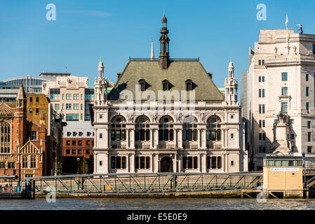 Die ehemaligen City of London School für Jungen am 60 Victoria Embankment, London, inspiriert eine Wren Gebäude. Jetzt besetzt durch JP Morgan Stockfoto