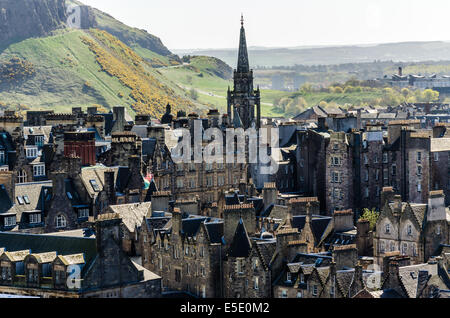 Blick von der Scott Monument auf der Süd-Ost in Richtung Edinburghs Altstadt einschließlich Tron Kirche und darüber hinaus Suche Holyrood Park Stockfoto