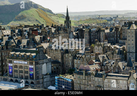 Blick von der Scott Monument auf der Süd-Ost in Richtung Edinburghs Altstadt einschließlich Tron Kirche und darüber hinaus Suche Holyrood Park Stockfoto