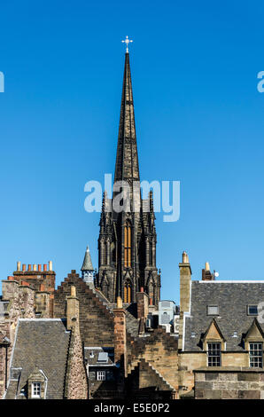 Der gotische Turm von The Hub, ehemals Tolbooth Kirk (Kirche) dominiert die Skyline von Edinburghs Altstadt. Stockfoto