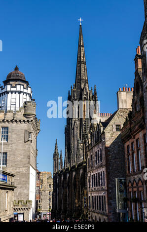 Der gotische Turm von The Hub, ehemals Tolbooth Kirk (Kirche) dominiert die Skyline von Edinburghs Altstadt. Stockfoto