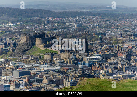 Ansichten von Arthurs Seat im Holyrood Park in Salisbury Crags in Edinburgh Altstadt einschließlich der Burg und gotischen Turmspitze Stockfoto