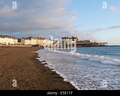 Strand mit Royal Pier in Aberystwyth Ceredigion Wales UK Stockfoto