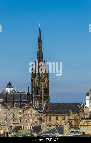 Der gotische Turm von The Hub, ehemals Tolbooth Kirk (Kirche) dominiert die Skyline von Edinburghs Altstadt. Stockfoto