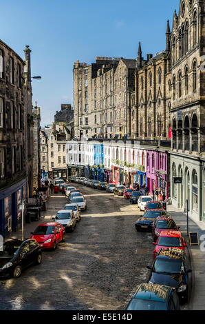 Victoria Street Edinburgh ist berühmt für seine bunten Shopfronts mit Victoria Terrasse auf der oberen Ebene. Stockfoto