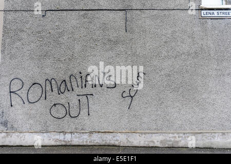 Belfast, Nordirland. 29. Juli 2014. Graffiti-Spruch "Rumänen heraus. Scum "Spraypainted auf einer Wand in Belfast. Bildnachweis: Stephen Barnes/Alamy Live-Nachrichten Stockfoto