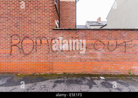 Belfast, Nordirland. 29. Juli 2014. Graffiti: "Rumänien [sic] Out' an eine Wand in Belfast spraypainted. Credit: Stephen Barnes/Alamy leben Nachrichten Stockfoto