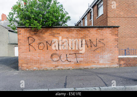 Belfast, Nordirland. 29. Juli 2014. Graffiti, sagen "Rumänen Out" Spraypainted auf einer Wand in Belfast. Bildnachweis: Stephen Barnes/Alamy Live-Nachrichten Stockfoto