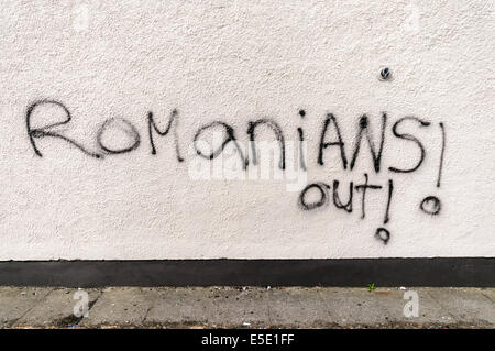Belfast, Nordirland. 29. Juli 2014. Graffiti, sagen "Rumänen Out" Spraypainted auf einer Wand in Belfast. Bildnachweis: Stephen Barnes/Alamy Live-Nachrichten Stockfoto