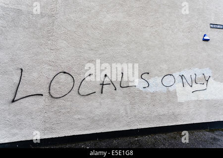 Belfast, Nordirland. 29. Juli 2014. "Einheimischen nur" Graffiti Spraypainted auf einer Wand in Belfast. Bildnachweis: Stephen Barnes/Alamy Live-Nachrichten Stockfoto