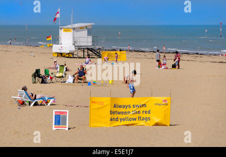 Margate, Kent, England, UK. Margate Beach - "Immer schwimmen zwischen den roten und gelben Flaggen" Zeichen Stockfoto