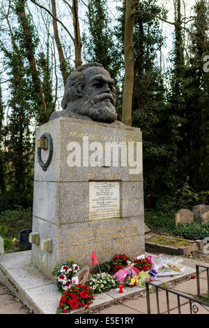 Das Grab von Karl Marx auf dem Highgate Cemetery. Die obere Inschrift von aller Länder vereinigt euch. Stockfoto