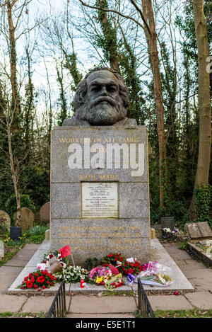 Das Grab von Karl Marx auf dem Highgate Cemetery. Die obere Inschrift von aller Länder vereinigt euch. Stockfoto