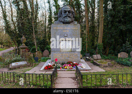 Das Grab von Karl Marx auf dem Highgate Cemetery. Die obere Inschrift von aller Länder vereinigt euch. Stockfoto