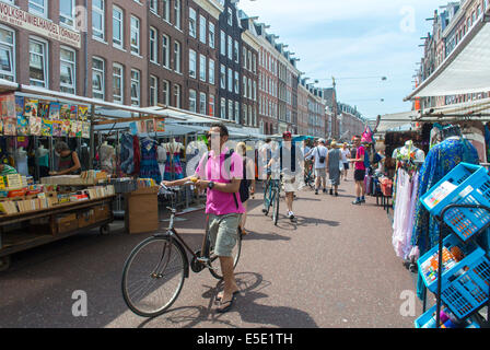 Amsterdam, Holland, Niederlande, Touristen auf dem Fahrrad, Besuch der Pijp Shopping Street Scene, 'Albert Cuyp' Markt, Fahrräder Stockfoto