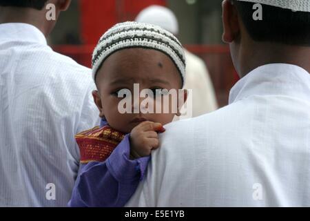 Varanasi, Indien. 29. Juli 2014. Ein Kind von seiner Eltern anzubieten 'ID-UL-FITER NAMAZ"an einen Eid-GAHA, einen besonderen Platz in Varanasi durchgeführt. Bildnachweis: Somit Bardhan/Pacific Press/Alamy Live-Nachrichten Stockfoto