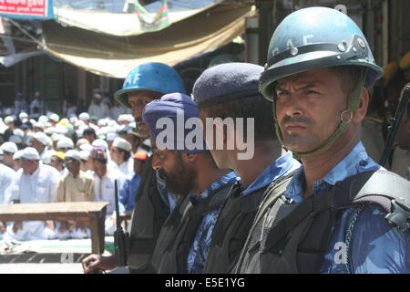 Varanasi, Indien. 29. Juli 2014. Der CRFP auf-Wache stehen, wo Muslime Namaz in Varanasi zur Aufrechterhaltung von Ruhe und Ordnung anzubieten. Bildnachweis: Somit Bardhan/Pacific Press/Alamy Live-Nachrichten Stockfoto