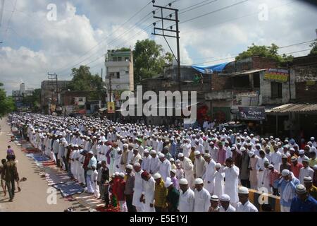 Varanasi, Indien. 29. Juli 2014. Tausende von Muslimen bieten 'ID-UL-FITER NAMAZ"an einen Eid-GAHA, einen besonderen Platz in Varanasi. Bildnachweis: Somit Bardhan/Pacific Press/Alamy Live-Nachrichten Stockfoto