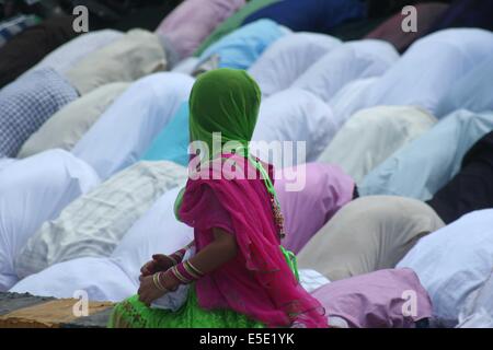 Varanasi, Indien. 29. Juli 2014. Ein Kind sieht die Muslime mit "ID-UL-FITER NAMAZ" an einen Eid-GAHA, einen besonderen Platz in Varanasi. Bildnachweis: Somit Bardhan/Pacific Press/Alamy Live-Nachrichten Stockfoto