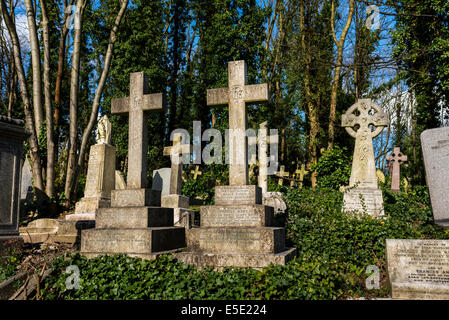 Kreuze auf Gräbern auf dem Highgate Cemetery. Highgate Cemetery ist ein Ort der Bestattung in Nord-London, England. Stockfoto